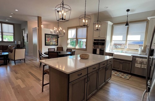 Cheshire Casa | NEW Home in Cheshire Village - Stunning Mountain Views - 3BR 4BA - EV Charger