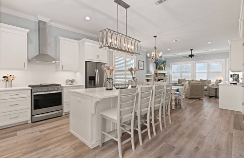 King City Casa | New Home in King City, Sleeps 10, Pool and Screened in Porch with TV!