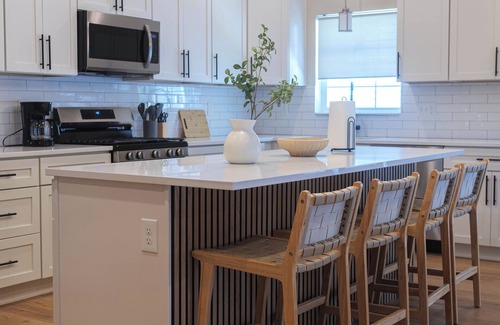 Hough Casa | New Home, Walk to Clinic, Private Patio & Hot Tub!