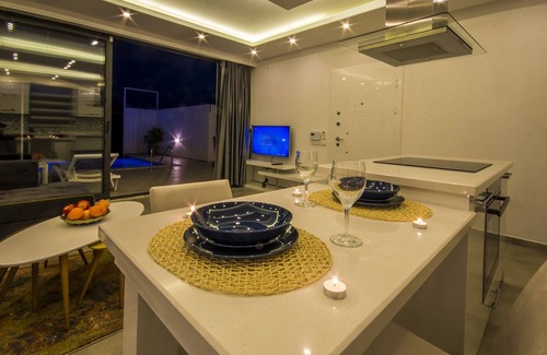 Uzumlu Villa | Nueva Villa Honeymon con piscina totalmente privada y piscina cubierta, en un entorno de pueblo