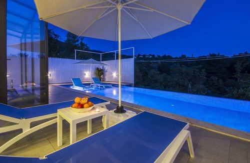 Uzumlu Villa | Nueva Villa Honeymon con piscina totalmente privada y piscina cubierta, en un entorno de pueblo