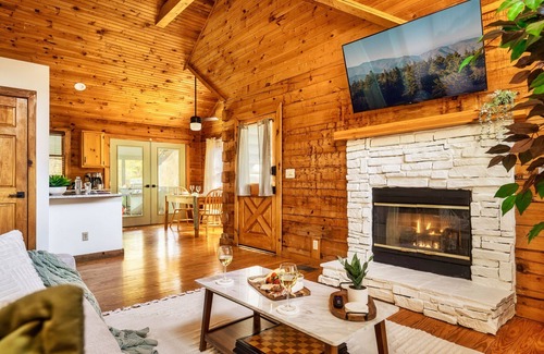 Sevierville Cabina | New Hot Tub, Hammocks, Pet Friendly, Romantic Honeymoon Mountain Getaway
