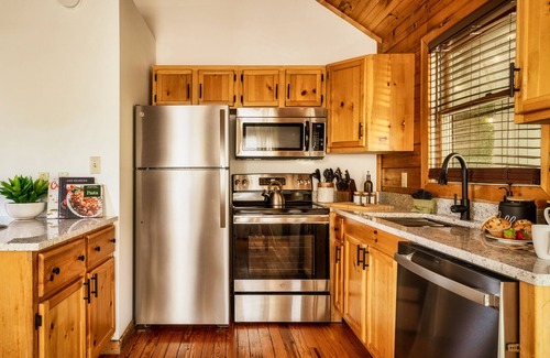 Sevierville Cabina | New Hot Tub, Hammocks, Pet Friendly, Romantic Honeymoon Mountain Getaway