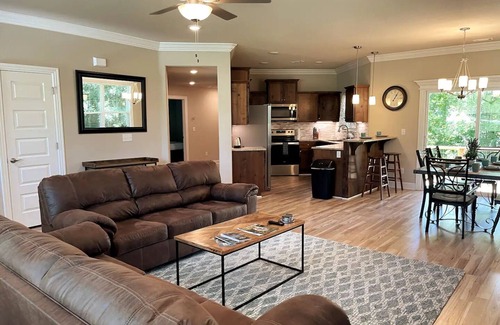 Eureka Springs Casa | New Hot Tub Lake View King Suite FAST WiFi 75” TV