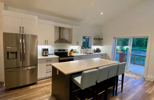 Port Albert Casa | NEW HOT TUB, ROOFTOP PATIO AND ENHANCED LAKE VIEWS!!! Dogs are welcome!