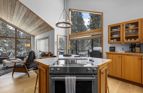 Deer Park Casa | New! Hot Tub ~ SHARC Passes ~ Fireplace ~ BBQ ~ Patio ~ Ping Pong!