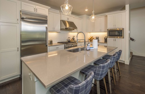 Big Sky Casa | New! Hot Tub, Soaking Tub, Great Location!