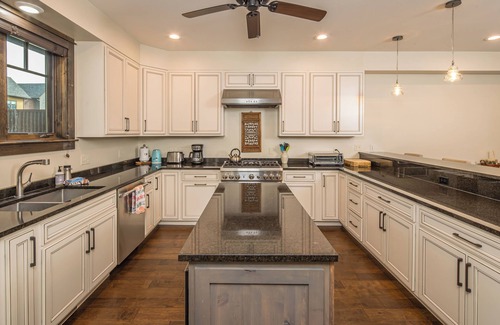Big Sky Condominio | New! Hot Tub, Town Center, Air Conditioning! Western Luxe Delight!