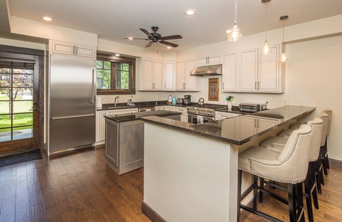 Big Sky Condominio | New! Hot Tub, Town Center, Air Conditioning! Western Luxe Delight!