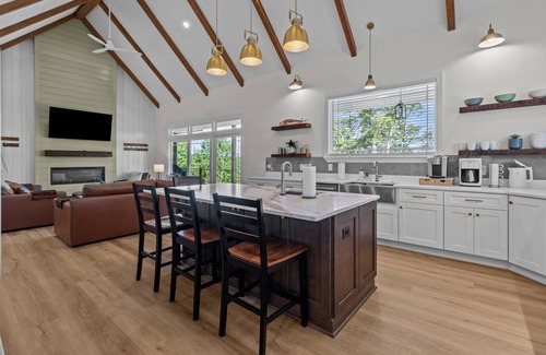 Southmont Casa | NEW HOUSE! 5 Bedroom-Pet Friendly-High Rock Lakefront Luxury in charming Denton