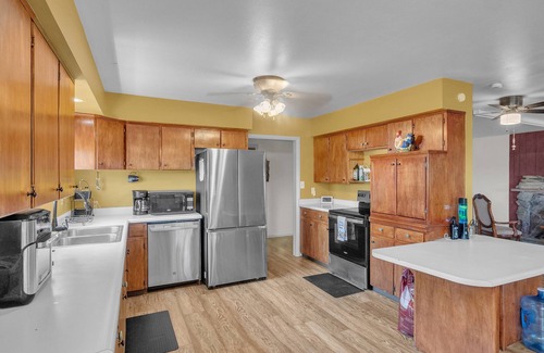 Canon City Casa | NEW! House of Broken Dove 5-Bedroom Home - Handicap accessible - Pets Allowed