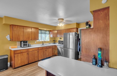 Canon City Casa | NEW! House of Broken Dove 5-Bedroom Home - Handicap accessible - Pets Allowed