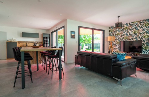Les Mathes Casa | New House with Air Conditioning, Heated Pool - Residential Area