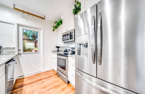 South Middle River Casa | NEW! HTD POOL/HOT TUB/10MIN TO BEACH & AIRPORT