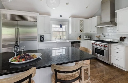 Montgomery Casa | NEW! Hudson Valley 1830s Farmhouse: Pool, Tennis Court & 14 private acres!