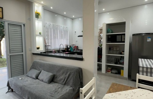 Jardim California Casa | New in the center of Caraguatatuba, with swimming pool and air conditioning.