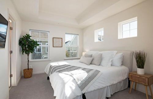 Cambridge Casa | New Intown Waterfront Townhome wPool & Location