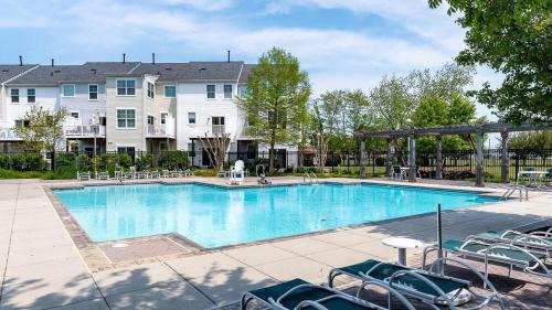 Cambridge Casa | New Intown Waterfront Townhome wPool & Location