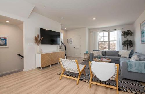 Cambridge Casa | New Intown Waterfront Townhome wPool & Location