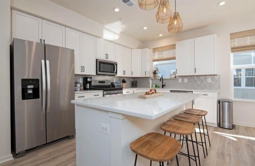 Cambridge Casa | New Intown Waterfront Townhome wPool & Location