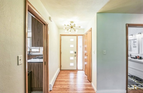 University Heights Casa | NEW! Iowa City 4BR Backyard Walk to Stadium