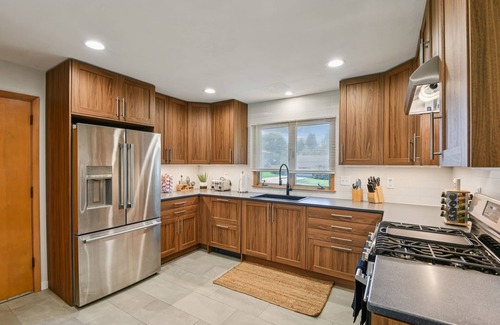 University Heights Casa | NEW! Iowa City 4BR Backyard Walk to Stadium