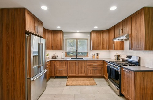 University Heights Casa | NEW! Iowa City 4BR Backyard Walk to Stadium