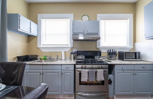 Upper South Providence Apartamento | NEW! KING Bed |Renovated| 1st Floor + Minutes to Downtown