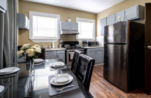 Upper South Providence Apartamento | NEW! KING Bed |Renovated| 1st Floor + Minutes to Downtown