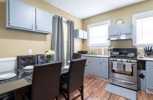 Upper South Providence Apartamento | NEW! KING Bed |Renovated| 1st Floor + Minutes to Downtown