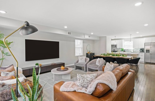 Hoboken Apartamento | New! King Bed, Sleeps 12, 1,800 sqft, 20 Minutes to NYC, Near PATH Train & Parks