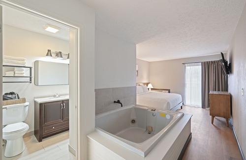 Townsend Hotel | New King Suite Getaway: Fireplace & Jacuzzi