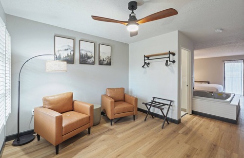 Townsend Hotel | New King Suite Getaway: Fireplace & Jacuzzi
