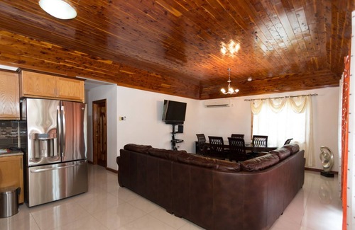 New Kingston Apartamento | New Kingston Guest Apt at Fairway