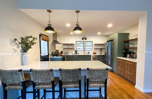 Burnsville Casa | New Kitchen+Relaxing Riverfront View+Hot Tub+Dog-Friendly