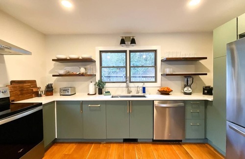 Burnsville Casa | New Kitchen+Relaxing Riverfront View+Hot Tub+Dog-Friendly