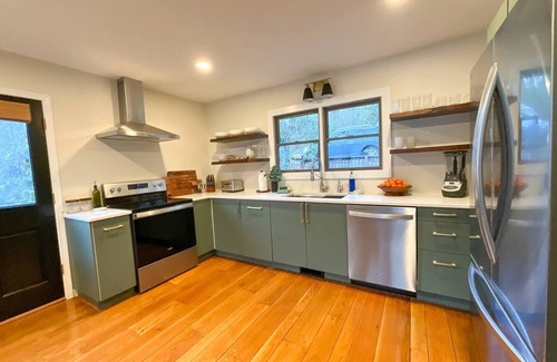 Burnsville Casa | New Kitchen+Relaxing Riverfront View+Hot Tub+Dog-Friendly