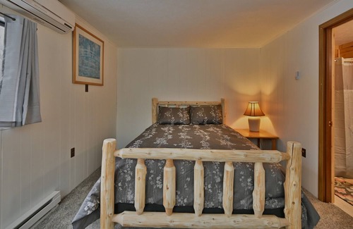 White Haven Cabina | NEW ! Lake front Lookout Log Cabin! Private Lake !