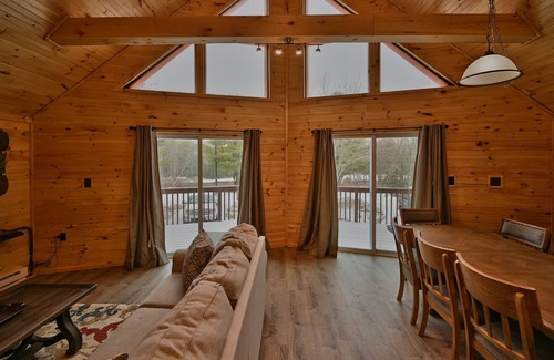White Haven Cabina | NEW ! Lake front Lookout Log Cabin! Private Lake !