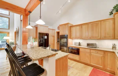 Briar Crest Woods Chalet De Esquí | NEW! Lake Front with Gameroom! Indoor and Outdoor Fireplaces!