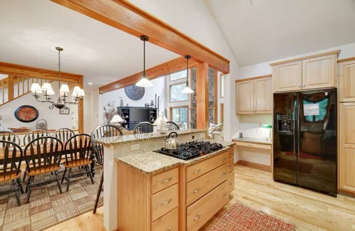 Briar Crest Woods Chalet De Esquí | NEW! Lake Front with Gameroom! Indoor and Outdoor Fireplaces!