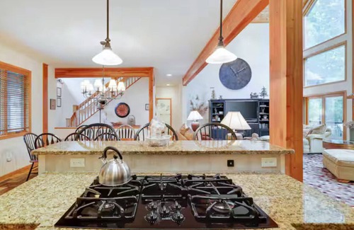 Briar Crest Woods Chalet De Esquí | NEW! Lake Front with Gameroom! Indoor and Outdoor Fireplaces!