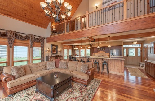 Waterfront Greens Casa | New! Lake Side Lodge: Lakfront, Golf Area, Dock Slip, Hot Tub!