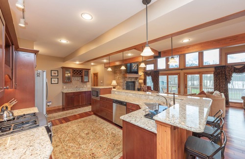 Waterfront Greens Casa | New! Lake Side Lodge: Lakfront, Golf Area, Dock Slip, Hot Tub!