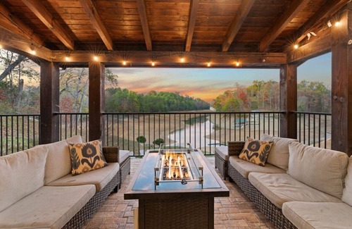 Sevierville Cabina | New! Lakefront Luxury! Fireplaces*Hot Tub*Privacy