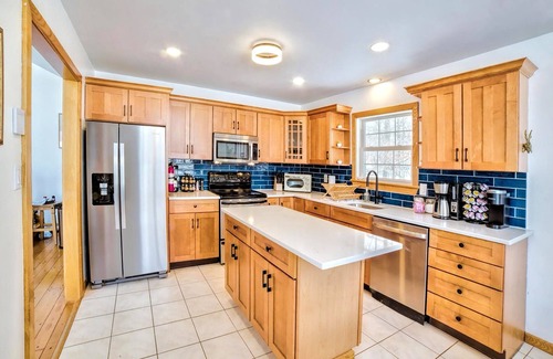 Pocono Summit Chalet De Esquí | NEW LAKEFRONT Retreat, relaxation with AC, Game Room, boating, epic yard & view