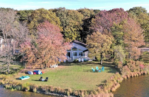 Pocono Summit Chalet De Esquí | NEW LAKEFRONT Retreat, relaxation with AC, Game Room, boating, epic yard & view