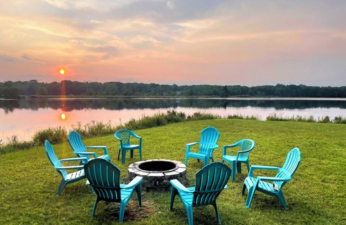 Pocono Summit Chalet De Esquí | NEW LAKEFRONT Retreat, relaxation with AC, Game Room, boating, epic yard & view
