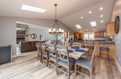 Waterfront Greens Casa | New! Lakefront Retreat: Lakefront, Dock Slip, Hot Tub, Fire Pit!