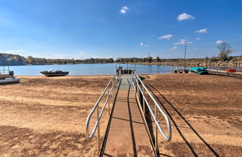 Townville Cabaña | NEW! Lakefront Townville Cottage w/ Boat Dock!